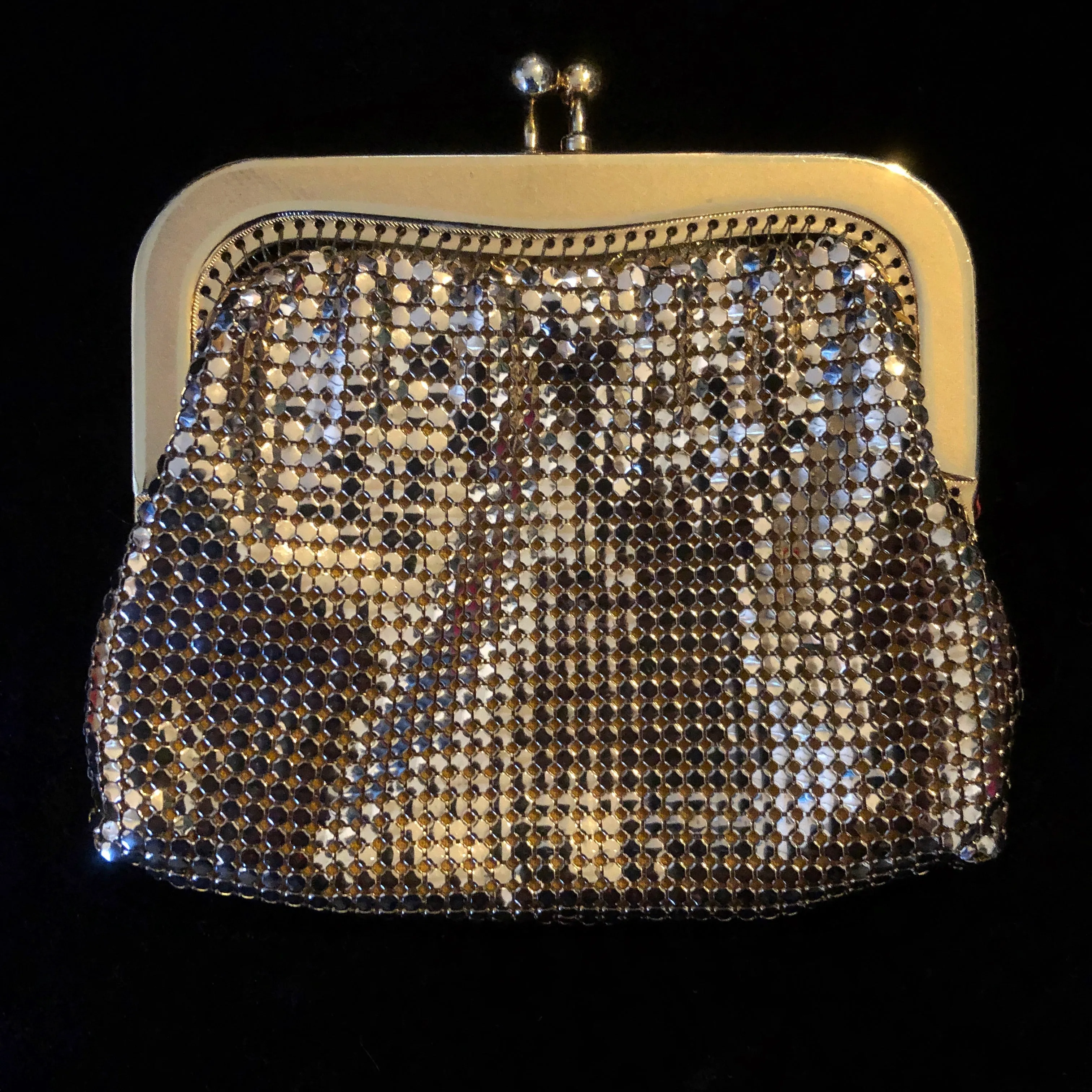 A PETITE 70s GOLD GLOMESH PURSE.