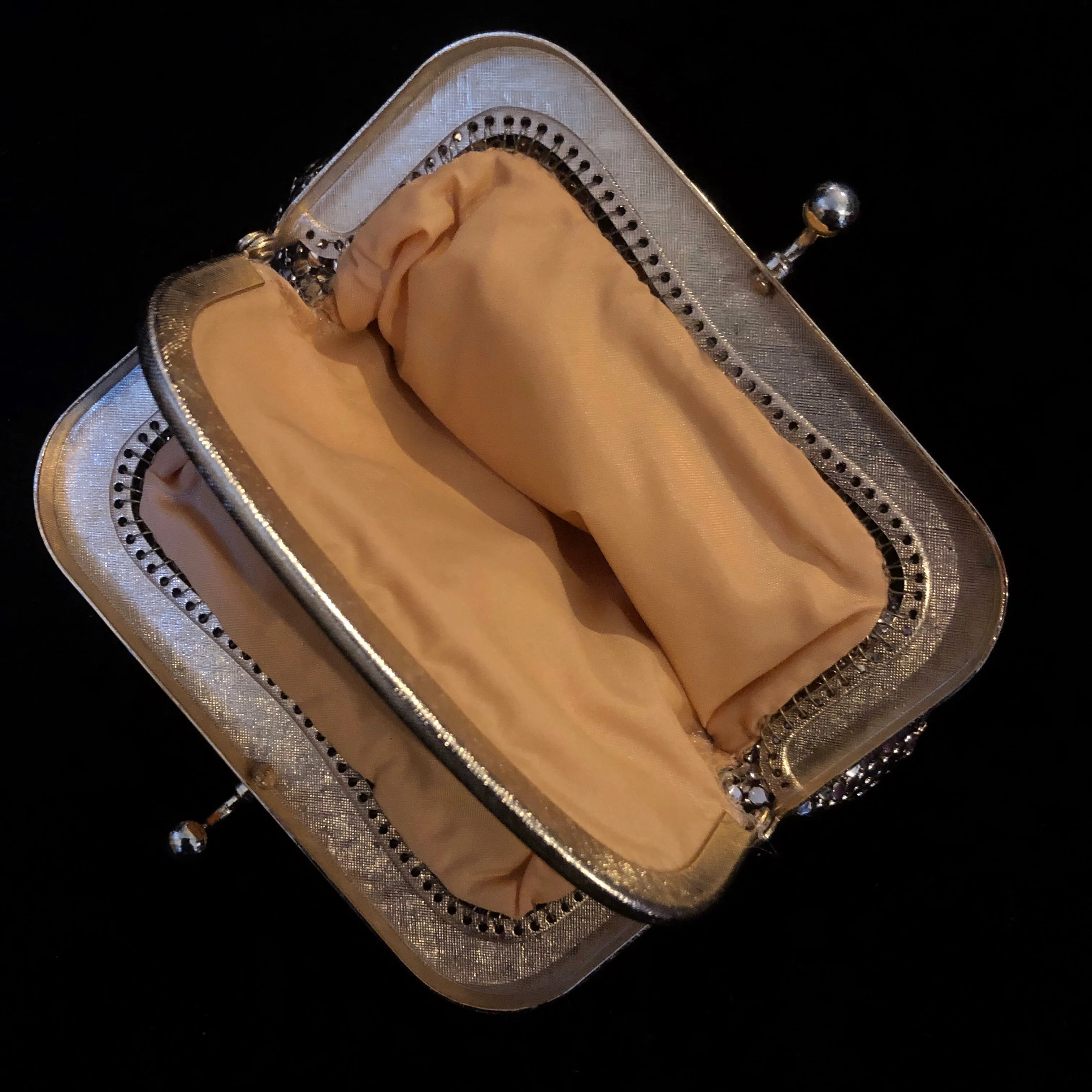 A PETITE 70s GOLD GLOMESH PURSE.
