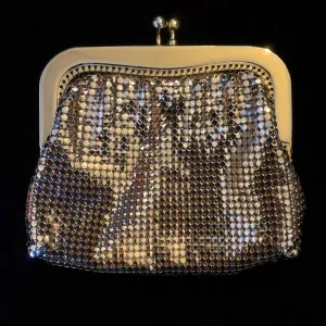 A PETITE 70s GOLD GLOMESH PURSE.