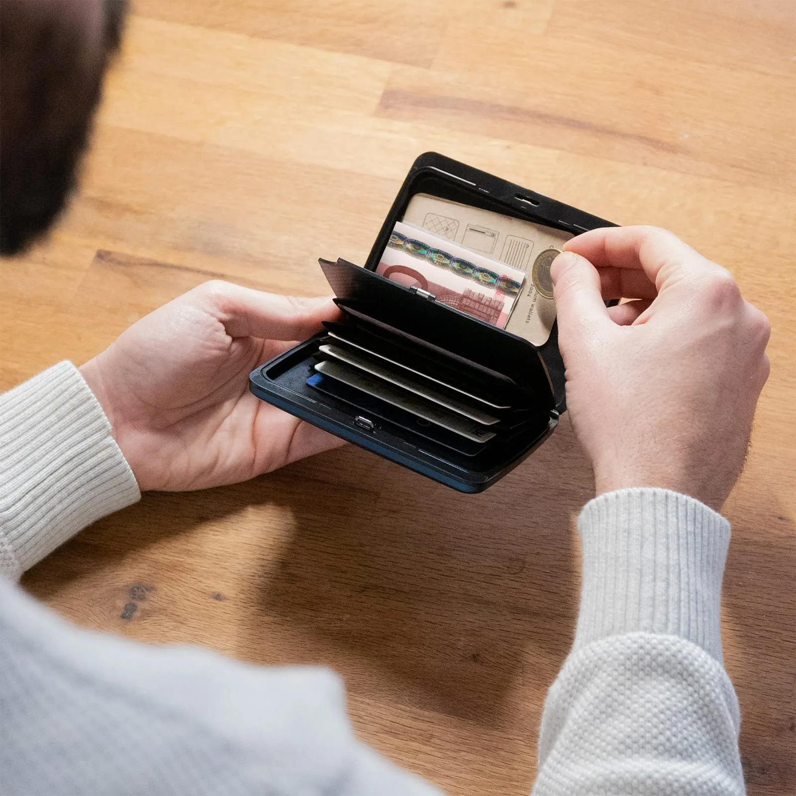 ÖGON -DESIGNS- Aluminum wallet Smart case V2 Large with hidden compartment for coins - Strong resistant card holder RFID Protection - Up to 10 cards and tickets (Aluminum Red)