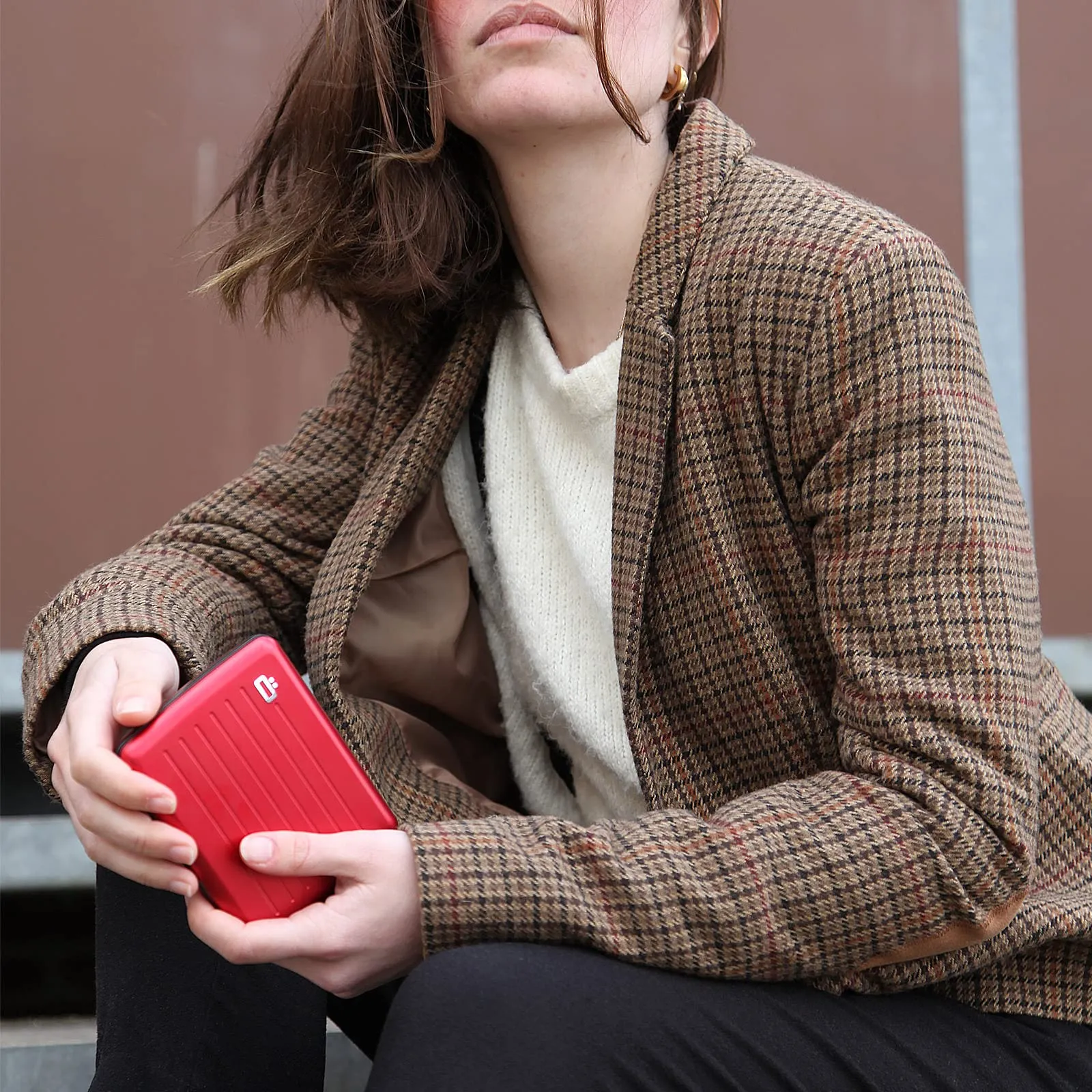 ÖGON -DESIGNS- Aluminum wallet Smart case V2 Large with hidden compartment for coins - Strong resistant card holder RFID Protection - Up to 10 cards and tickets (Aluminum Red)