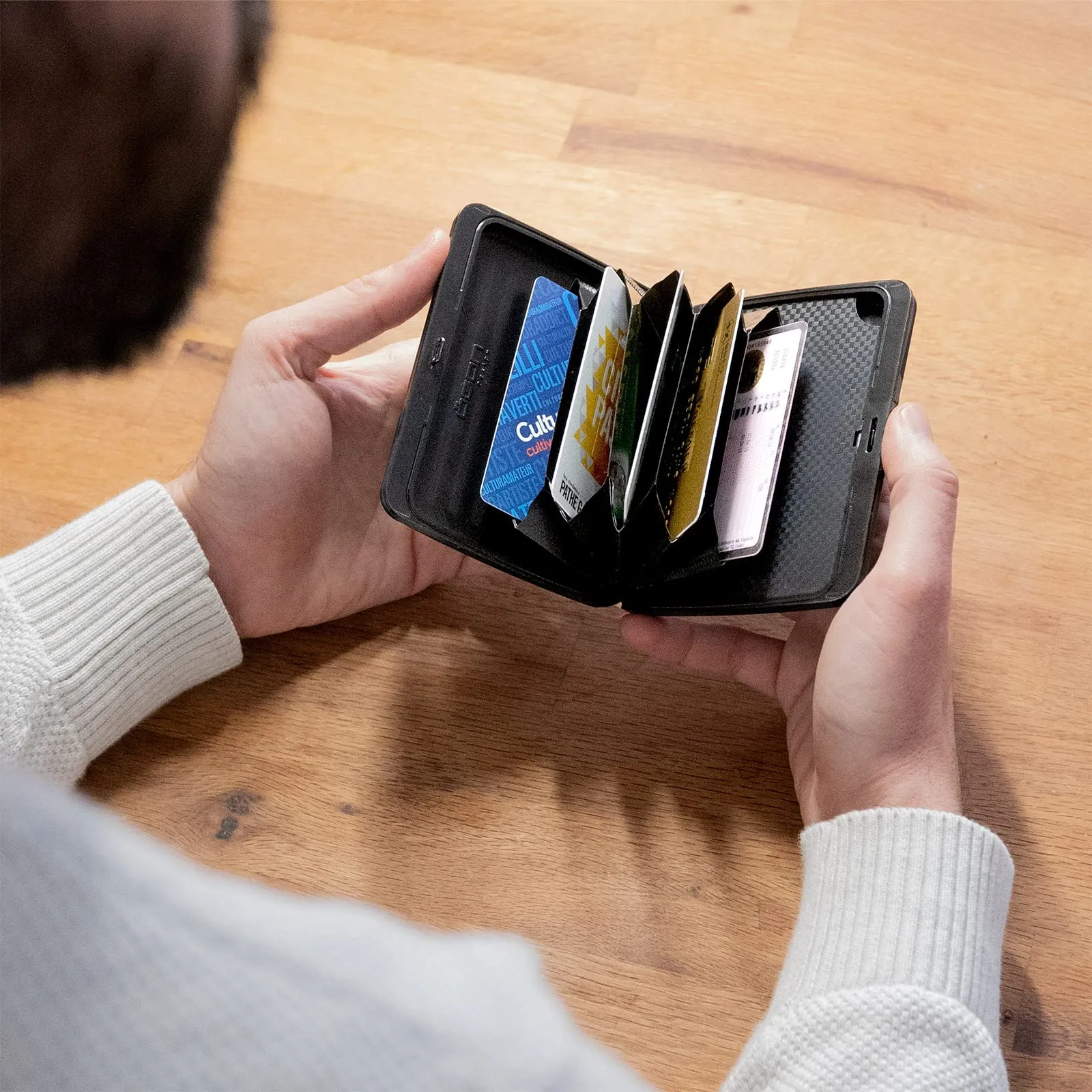 ÖGON -DESIGNS- Aluminum wallet Smart case V2 Large with hidden compartment for coins - Strong resistant card holder RFID Protection - Up to 10 cards and tickets (Aluminum Red)