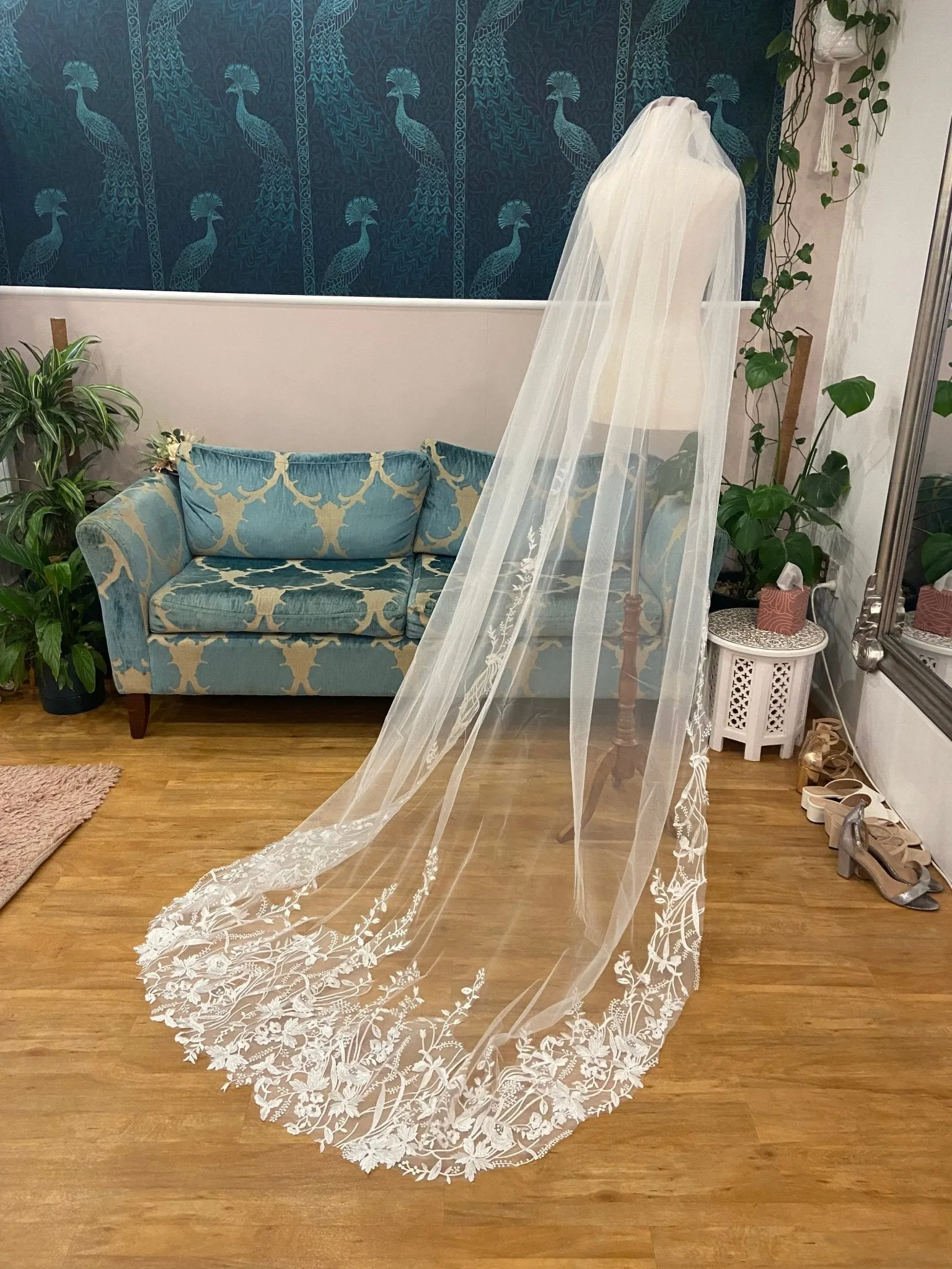 Lovers lavish lace trim bridal veil in ivory Express NZ Wide