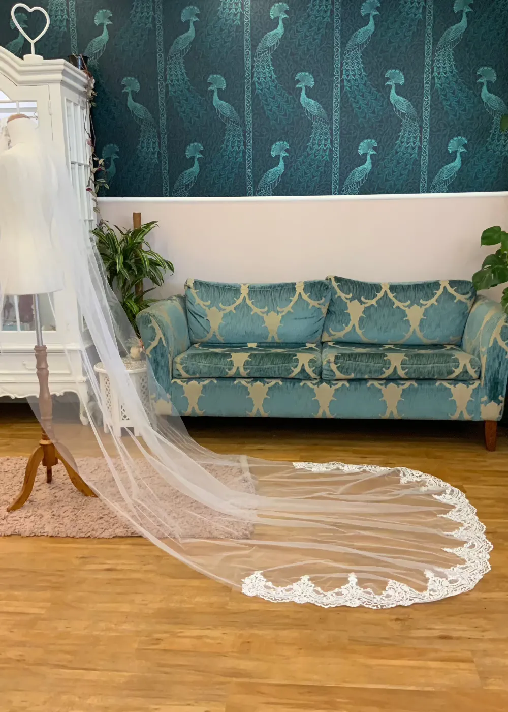 Luxurious scallop lace trim veil in white in 3 metre length Express NZ Wide